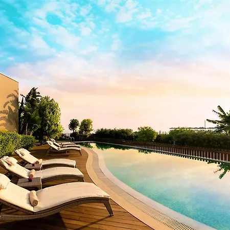 Elexus & Luxury & Convention & & Casino מלון